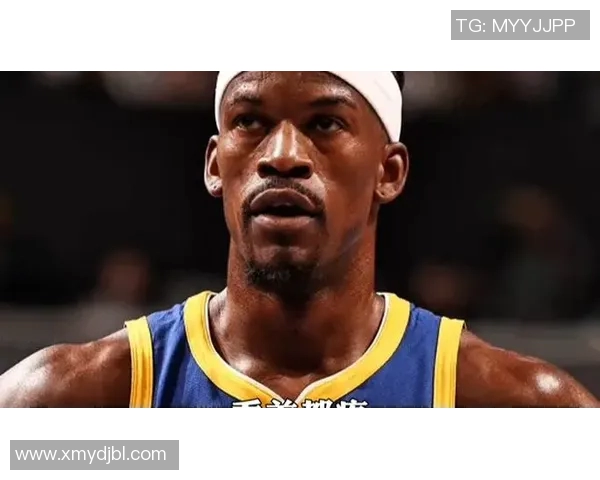 拄拐!美网友转发照片:巴特勒自前十字韧带撕裂以来首次公开露面