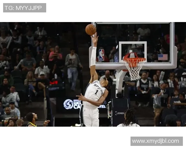 文班亚马半场5中1拿到8分，防守端接连立功送给波特大帽